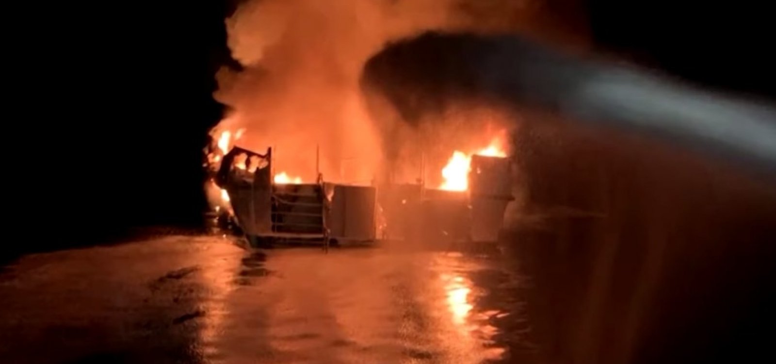 [IncÃªndio em barco na costa da CalifÃ³rnia deixa quatro mortos e 29 desaparecidos]