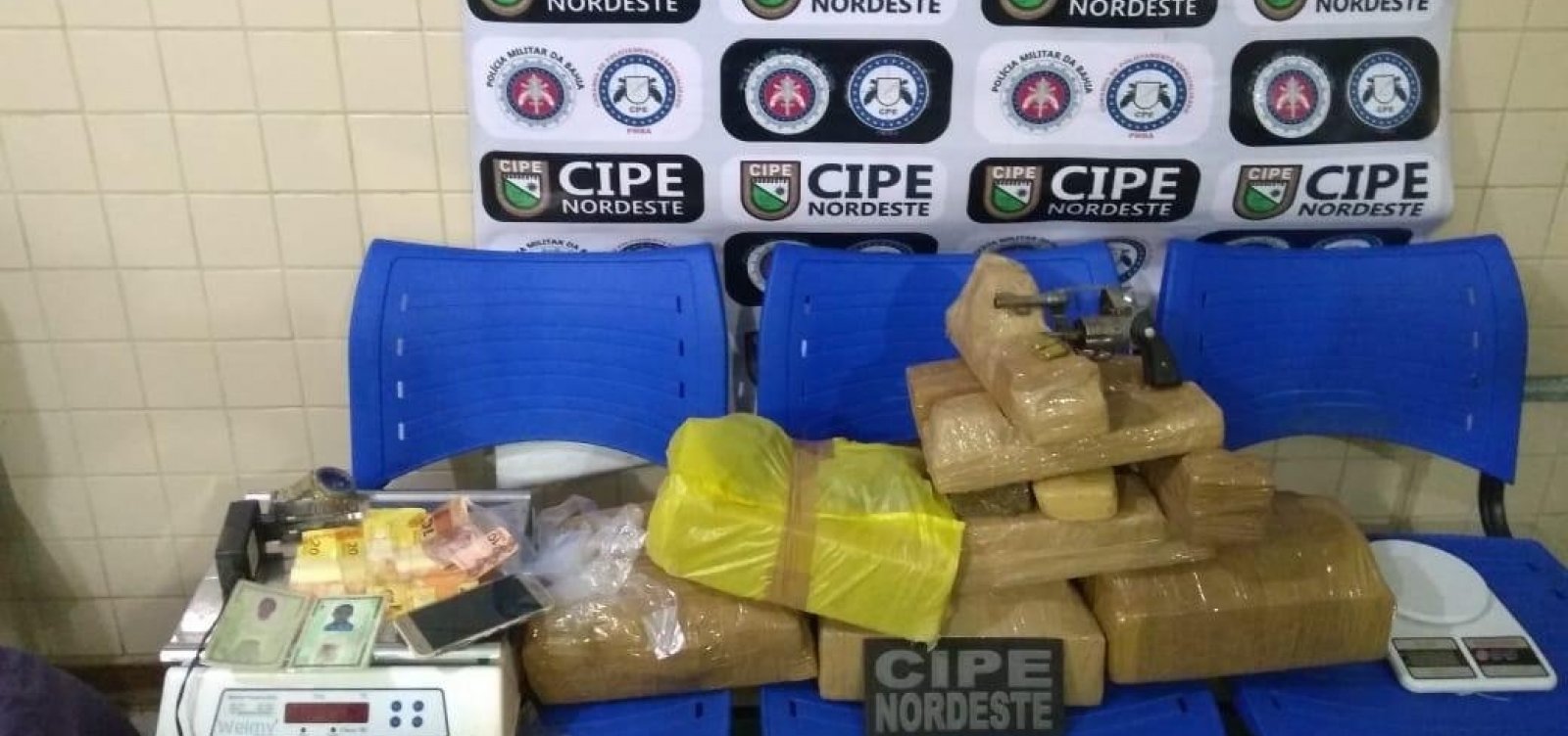 [Dois suspeitos de trÃ¡fico sÃ£o presos com 26 kg de maconha em Ribeira do Pombal]