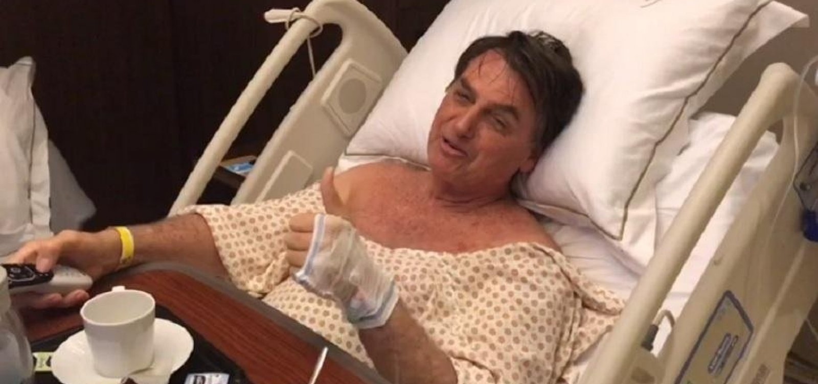 [Médicos suspendem alimentação oral de Bolsonaro]