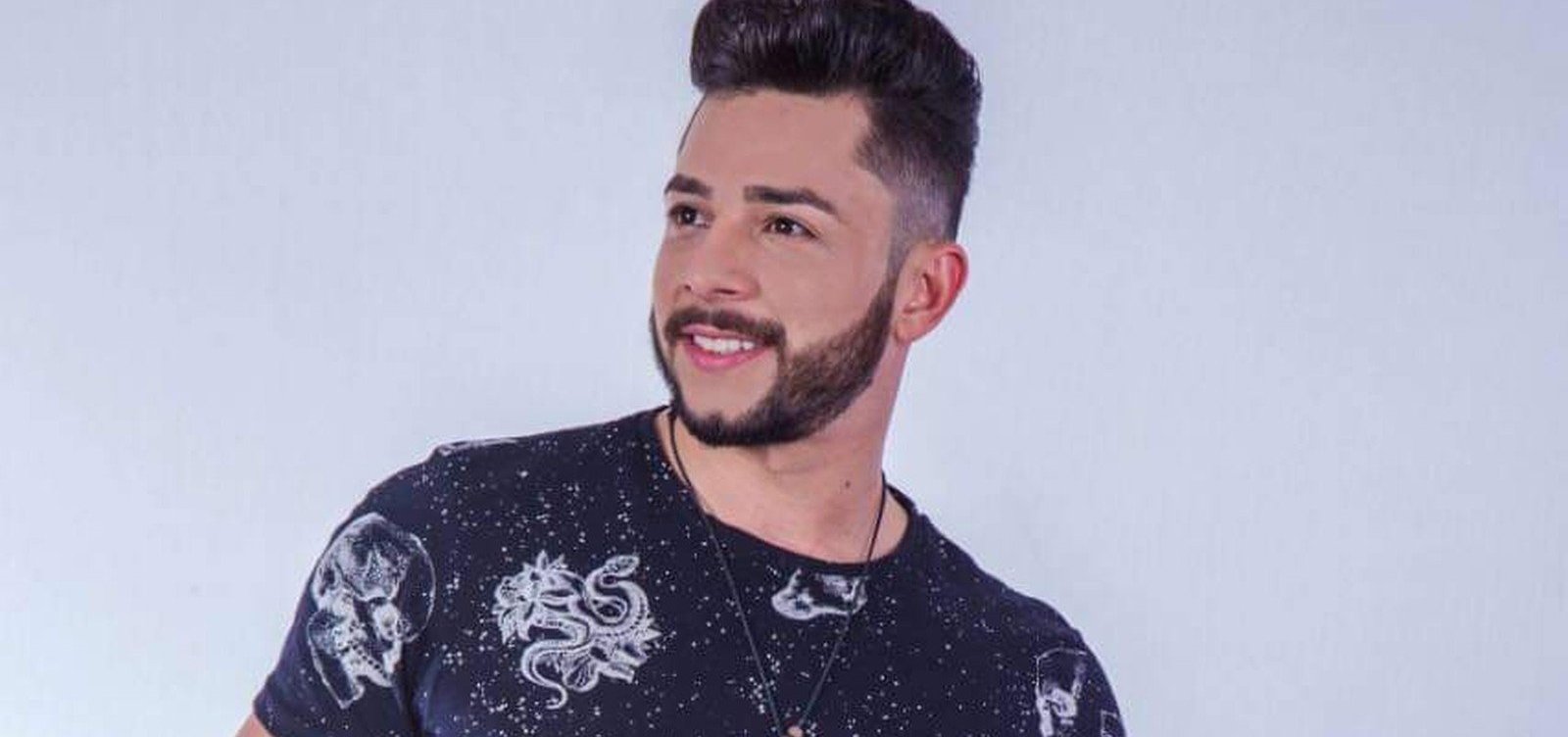 [Cantor sertanejo morre após carro bater em árvore em rodovia de MS]