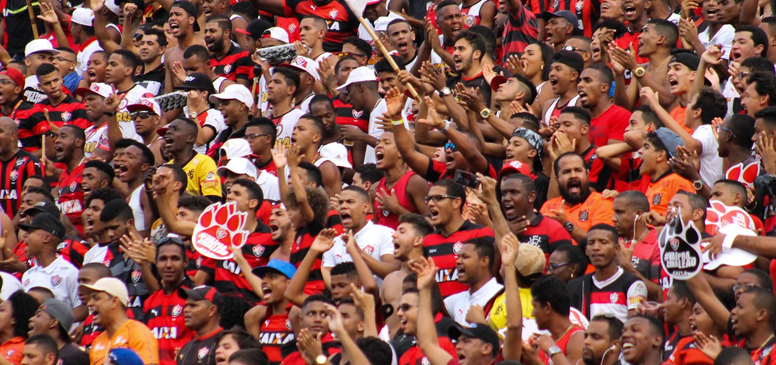 [Torcida do Vitória recolhe latas de sardinha após milho jogado no entorno da Fonte Nova]