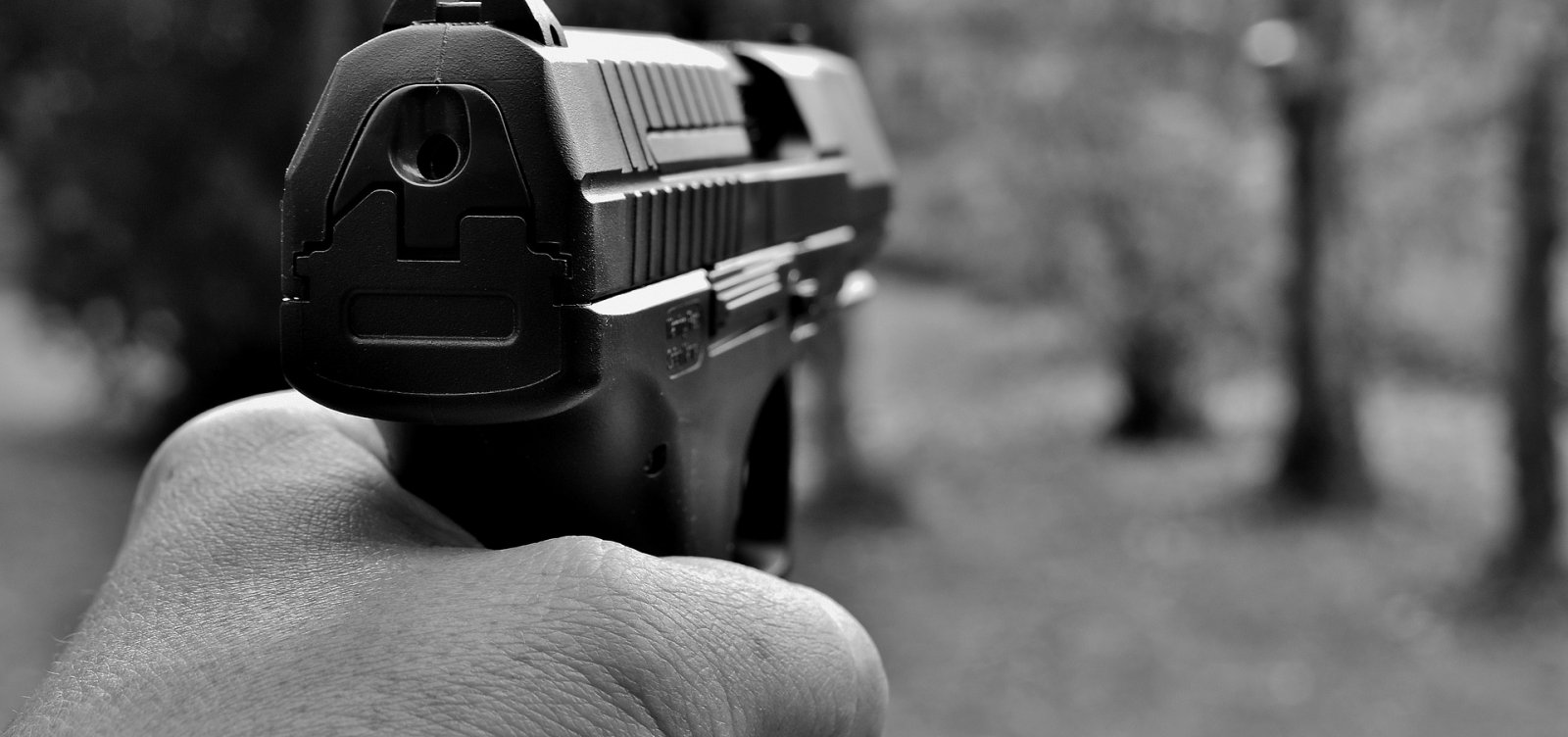 [Jovem leva arma para escola e faz disparos, mas balas falham]