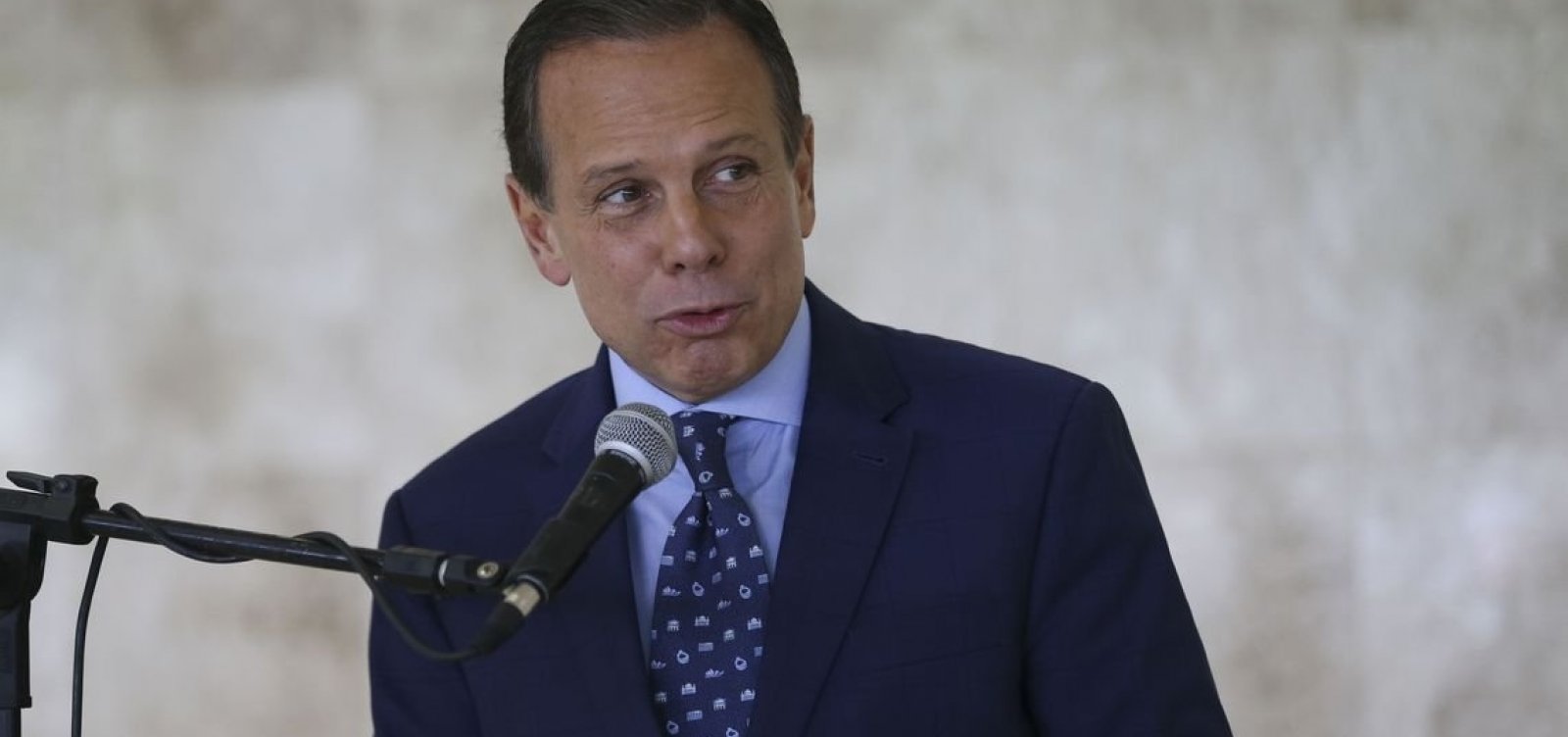 [Doria diz que Bolsonaro precisa trabalhar mais e tuitar menos]