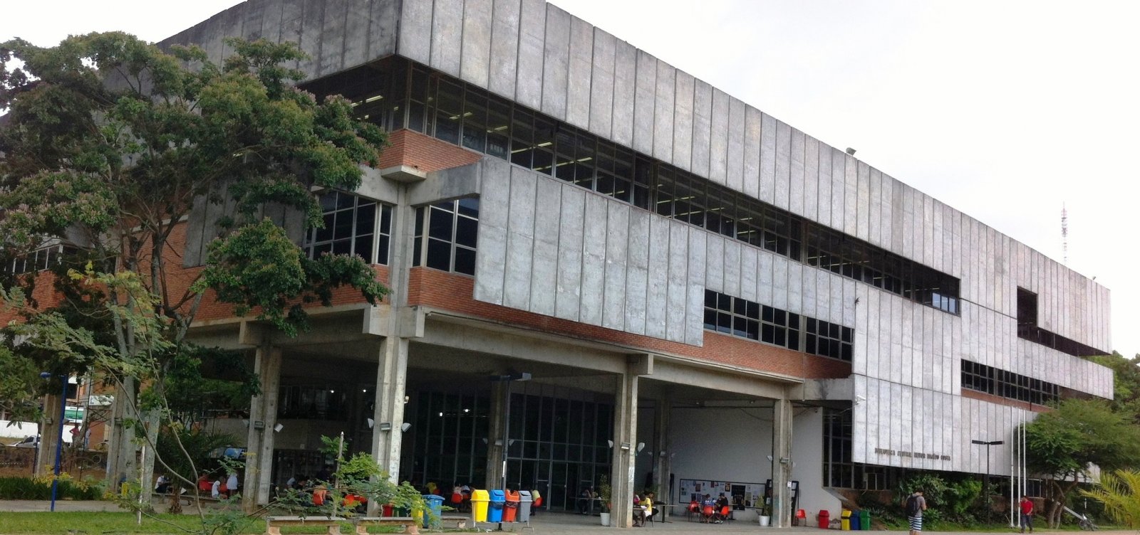 [Bibliotecas da Ufba passam a fechar mais cedo e deixam de abrir aos fins de semana]
