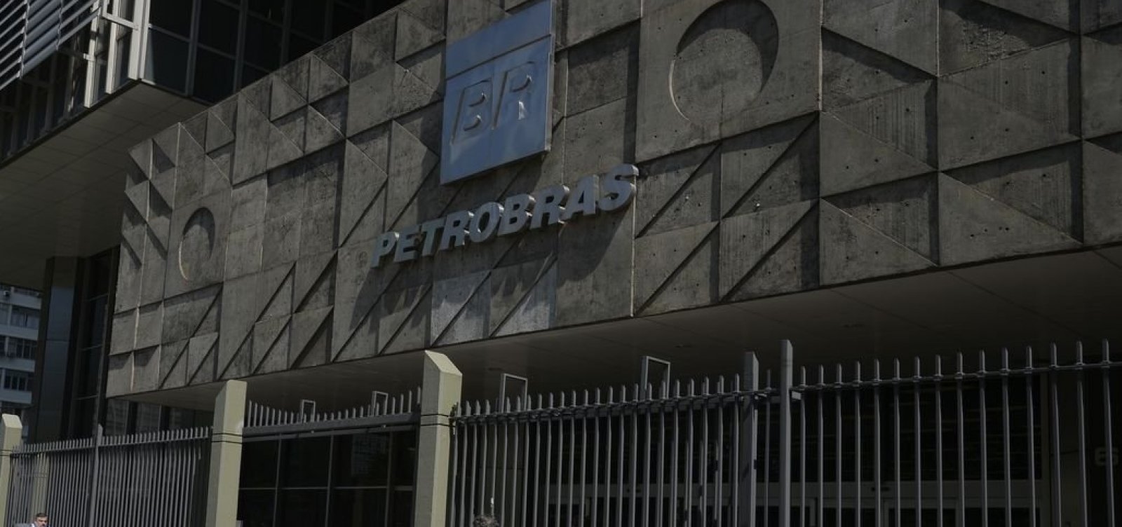 [Petrobras lança terceiro plano de demissão voluntária no ano]