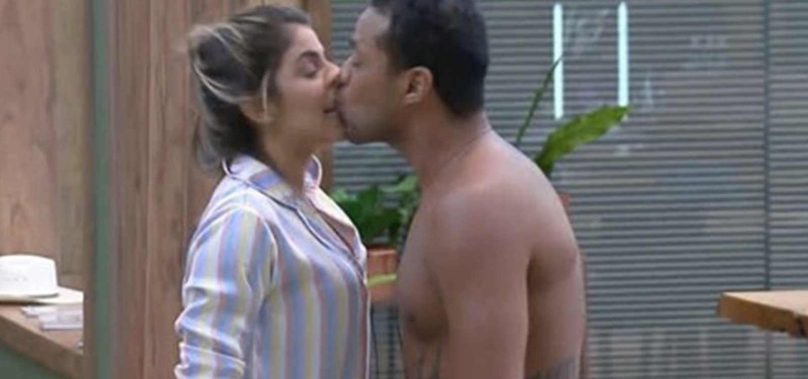 [A Fazenda: Phellipe beija Hari sem permissão e público pede expulsão]