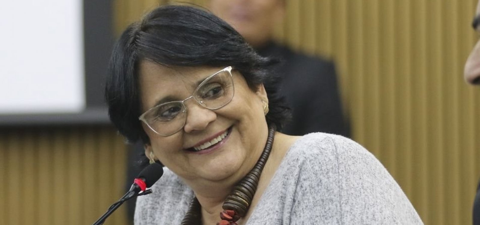 [Damares Alves defende aumento da licença maternidade para um ano]