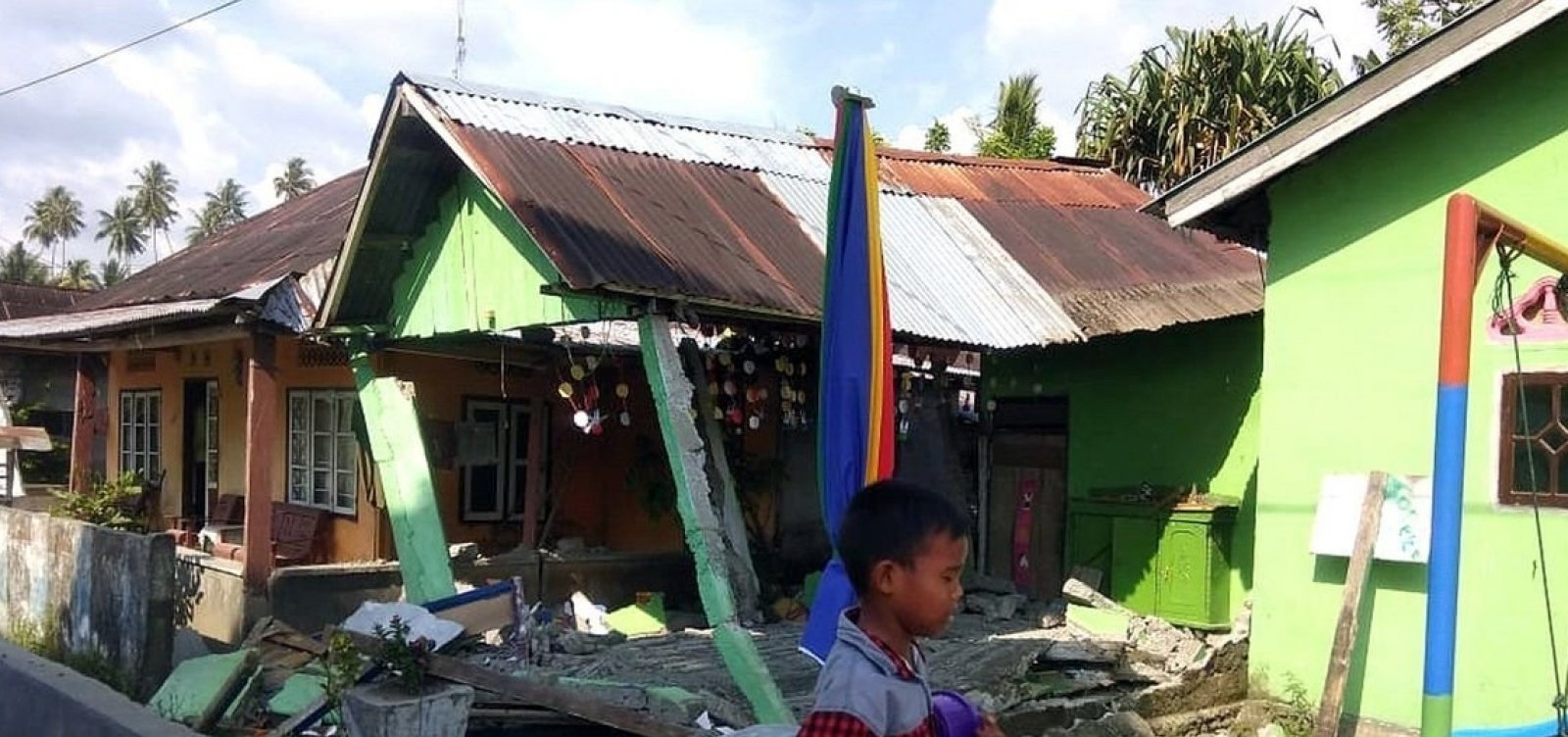 [Sobe para 30 o número de mortos por terremoto na Indonésia]