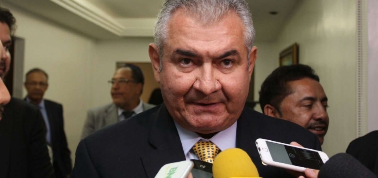[Coronel gastou R$ 566 mil de verba pública em firmas da família e de assessor, diz jornal]