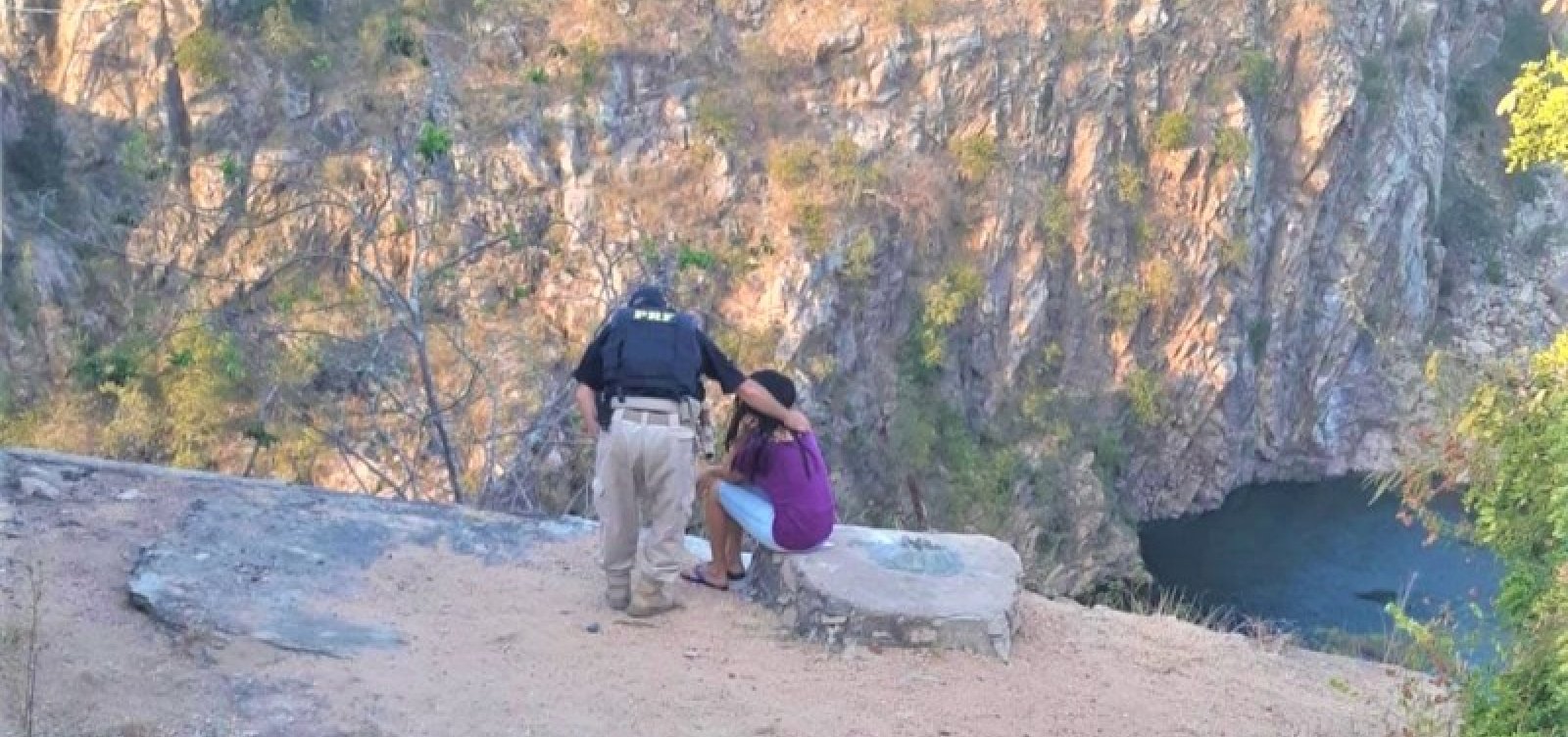 [Policiais impedem suicídio de jovem na divisa entre Bahia e Alagoas]