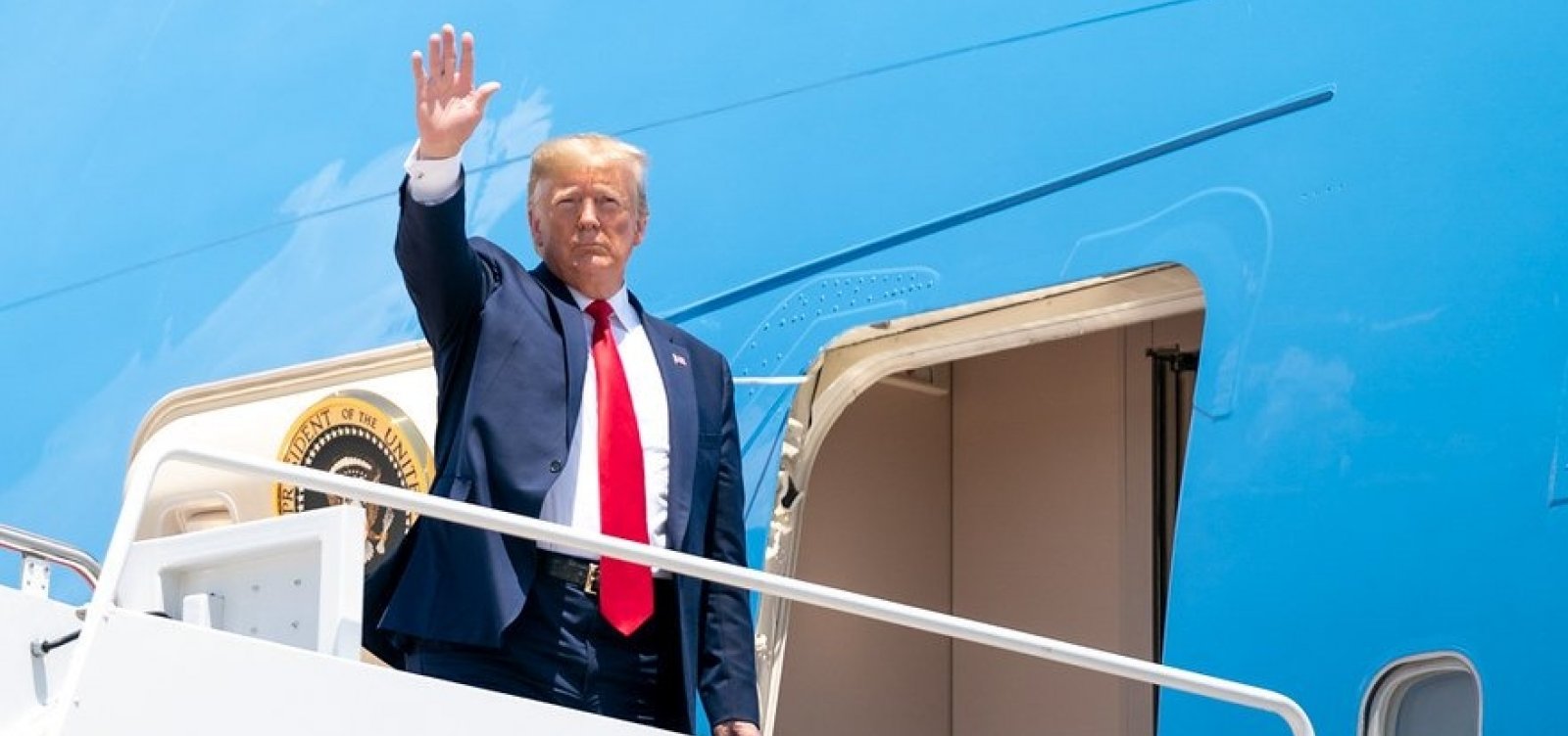 [Trump sugere atirar nas pernas de imigrantes, diz jornal]