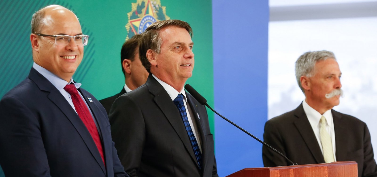 [Bolsonaro acredita que Witzel usa contatos para investigações contra Flavio]