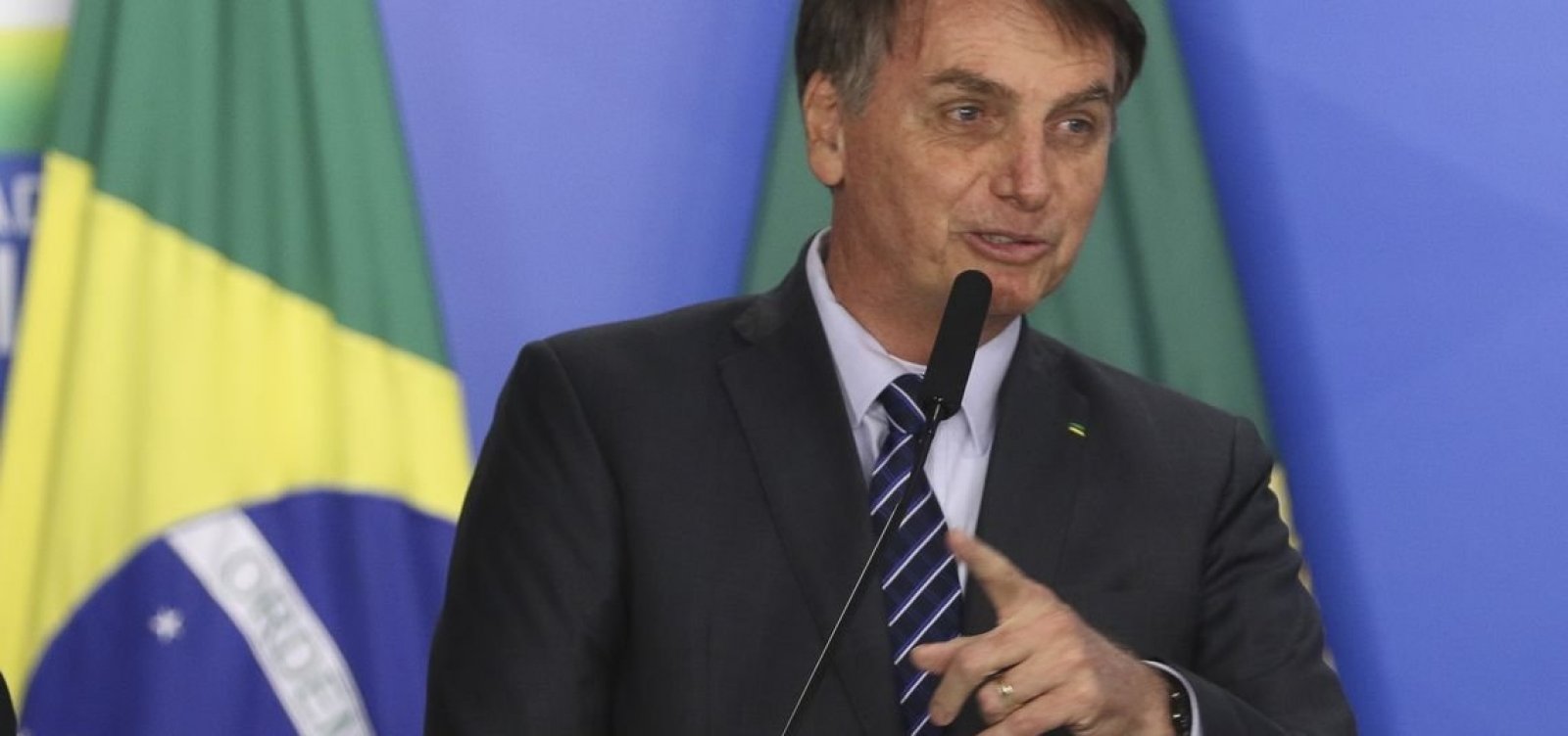 [Bolsonaro veta PL que exigia psicologia e assistência social em escolas públicas]