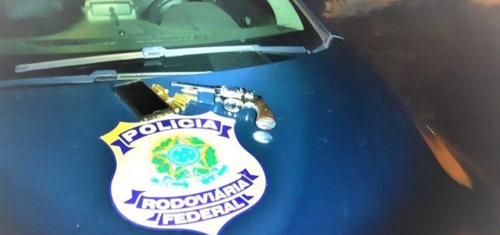 [Caminhoneiro é preso por porte ilegal de arma na BR-324]