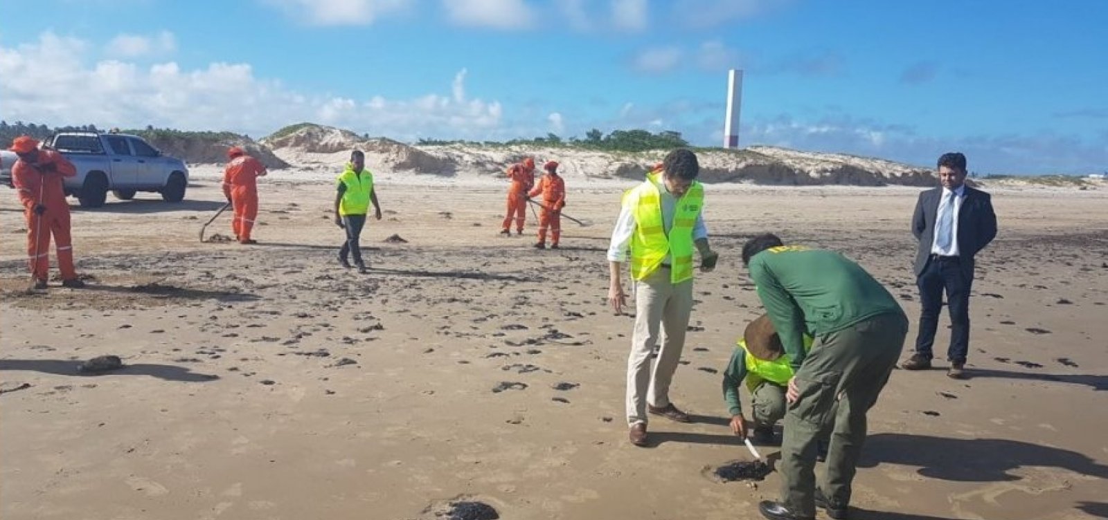 [Governo quer que a Shell explique aparecimento de barris no litoral do Nordeste]