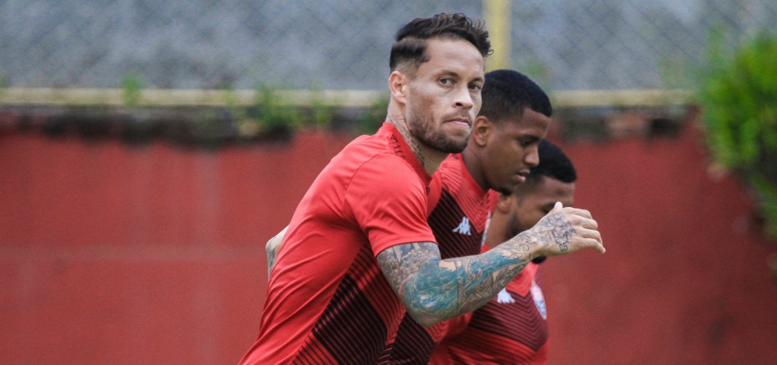 [Volante do Vitória é cortado e não enfrenta o Criciúma]