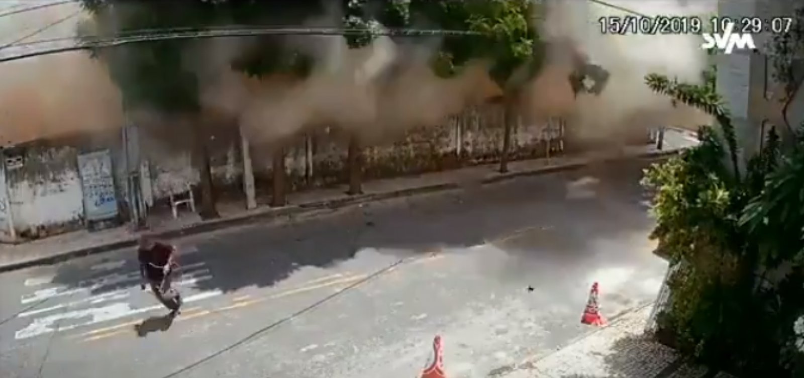 [Novo vídeo mostra momento exato em que prédio desaba em Fortaleza]