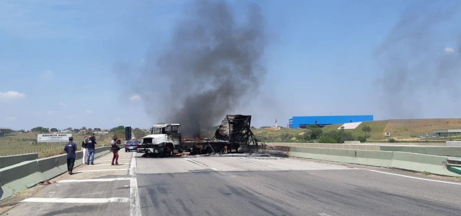 [Assalto em aeroporto de SP tem baleados e rodovia fechada ]