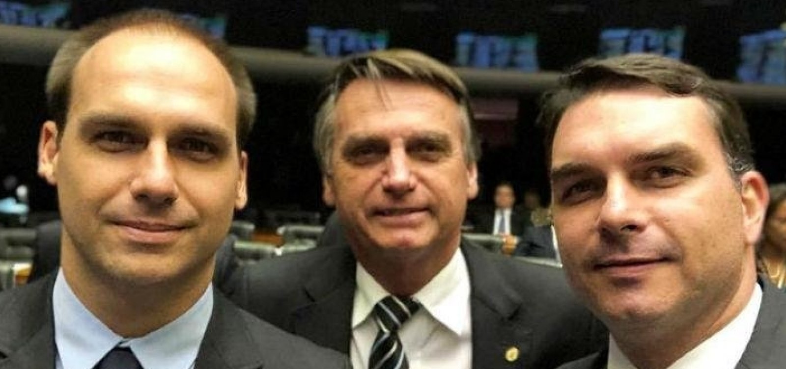 [Presidente do PSL assina destituição de filhos de Bolsonaro]