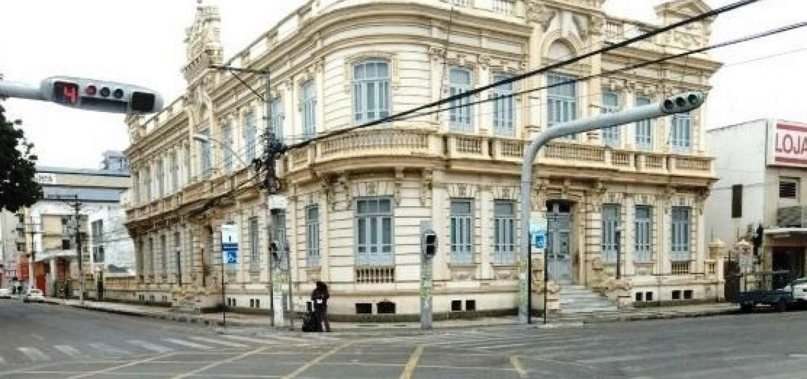 [TCM determina que prefeitura de Feira republique edital sobre limpeza pública]
