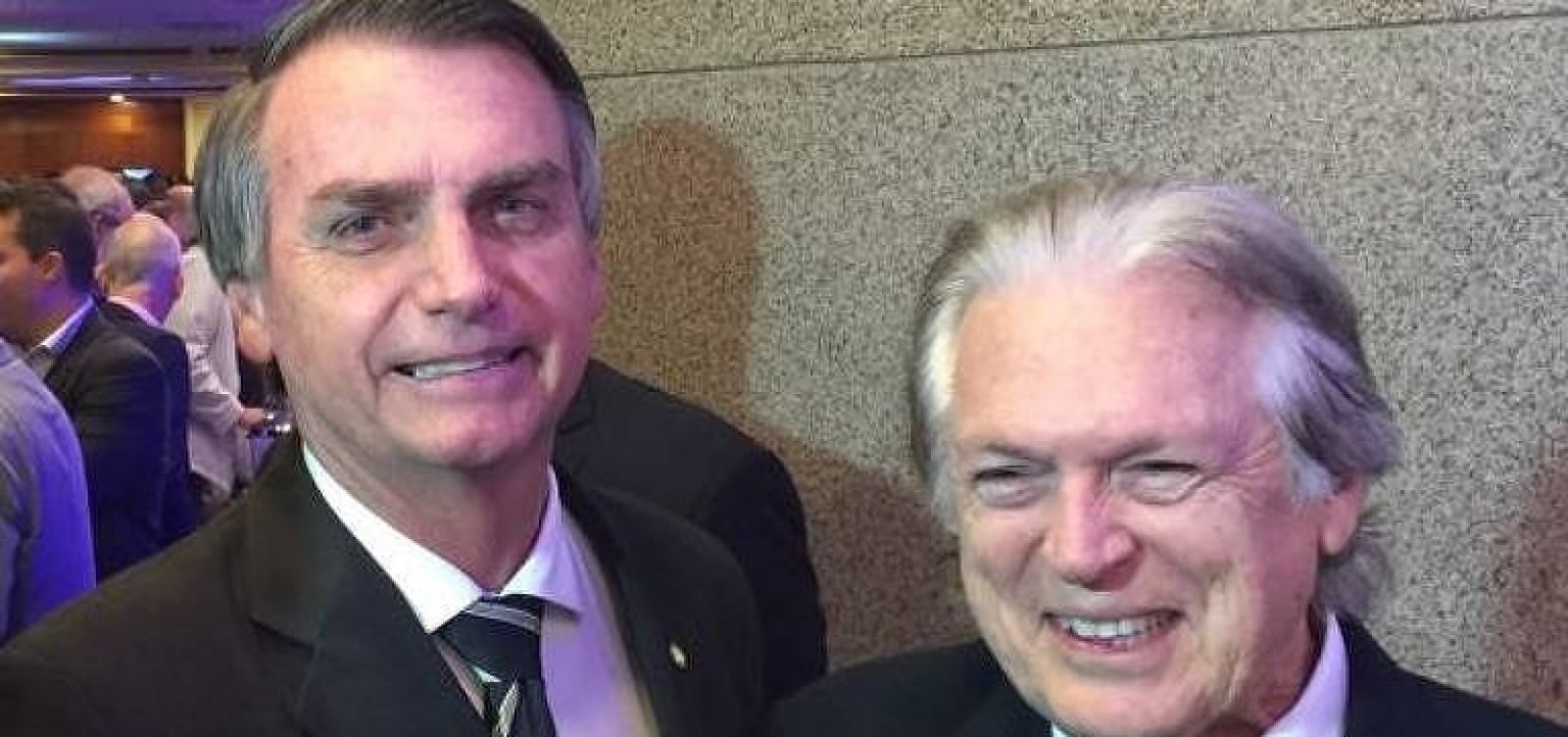 [PSL suspende cinco deputados bolsonaristas e inclui aliados a Bivar no diretório nacional]