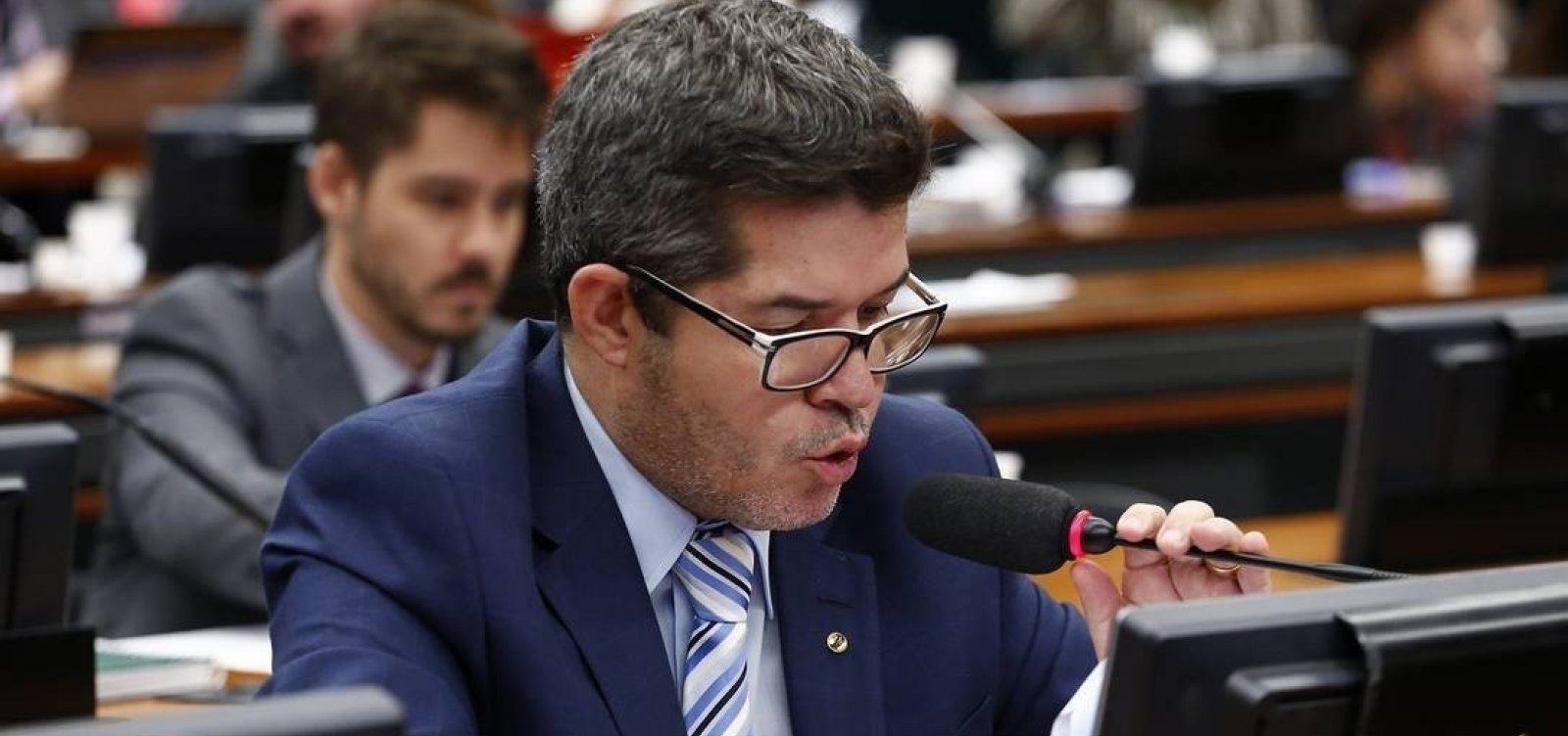 [Delegado Waldir volta a chamar Bolsonaro de ‘vagabundo’ e diz que governo ‘não existe’]