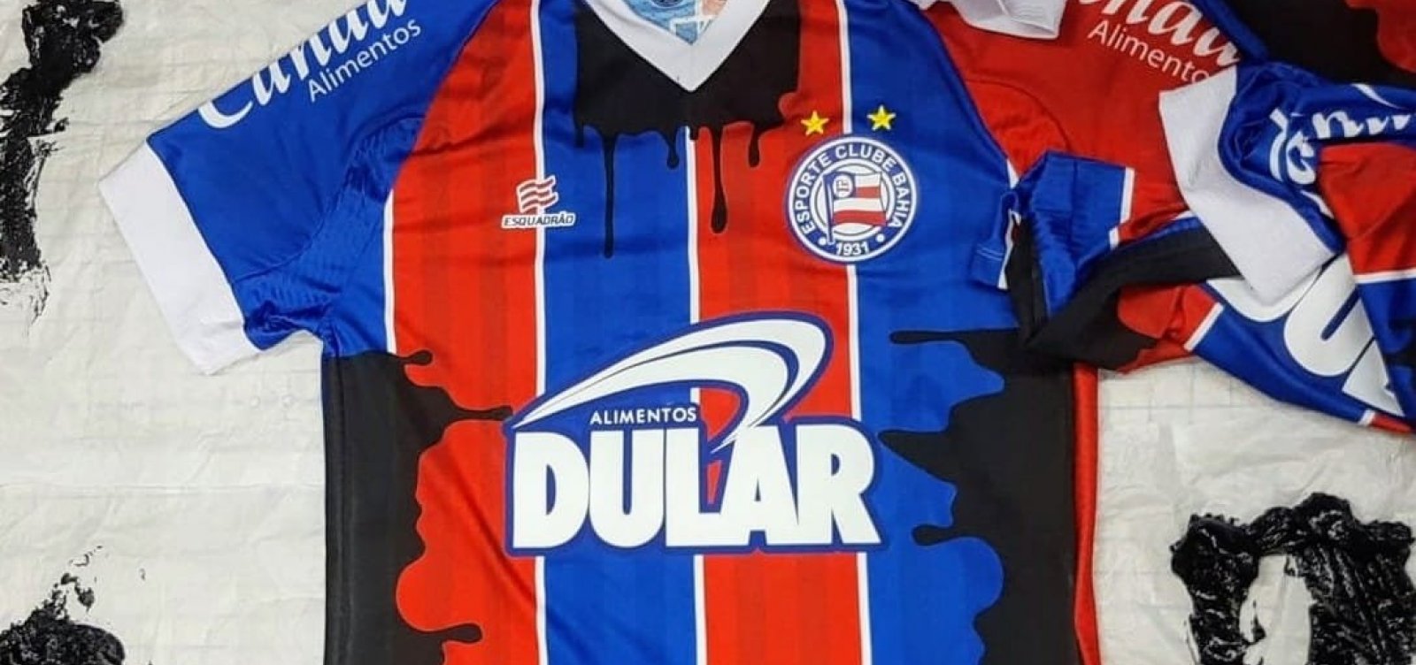 [Bahia joga com camisa 'manchada de óleo' em protesto contra vazamento no litoral do Nordeste]