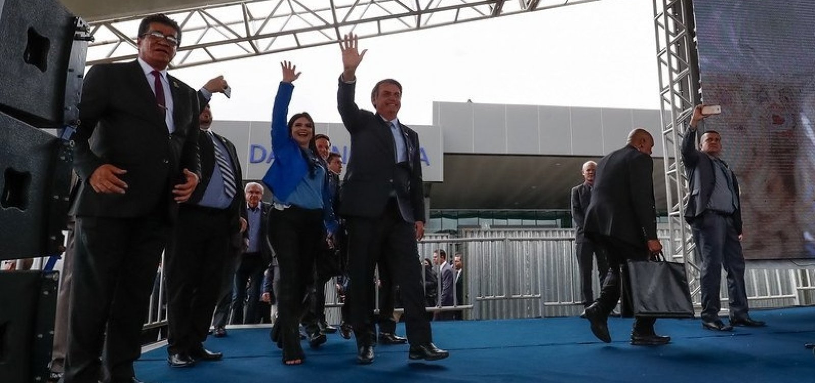 [Bolsonarismo baiano entra em colapso e deputada discute com filho do presidente ]