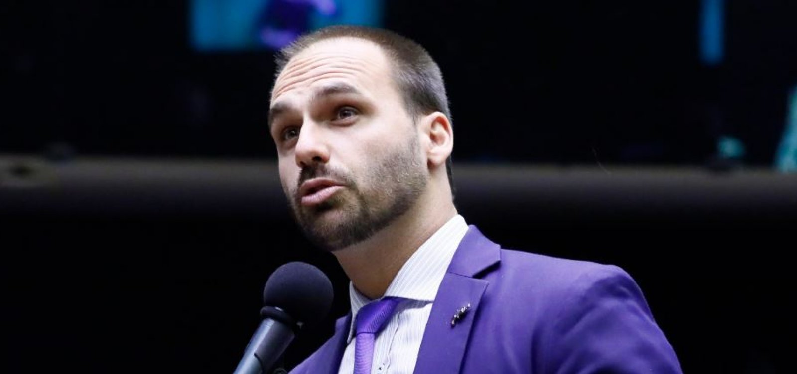 [Eduardo Bolsonaro corre para fugir da imprensa na Câmara; veja vídeo]