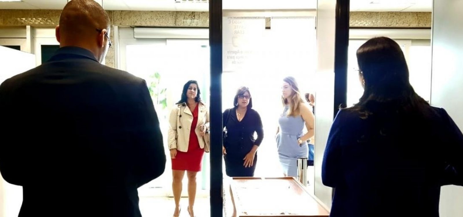 [OAB denuncia juíza que mede saia de advogadas com régua]