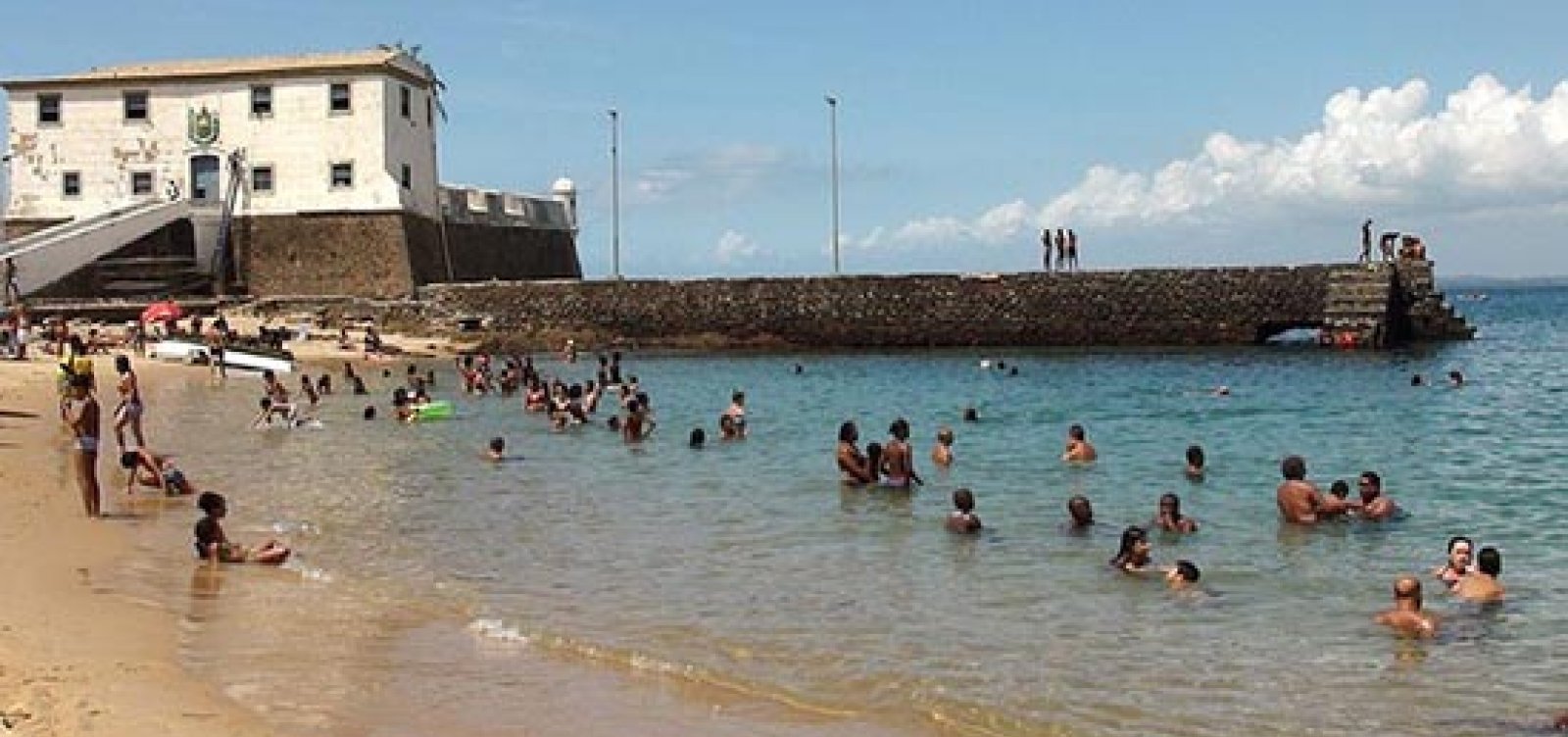[Briga entre facções deixa três pessoas feridas no Porto da Barra]