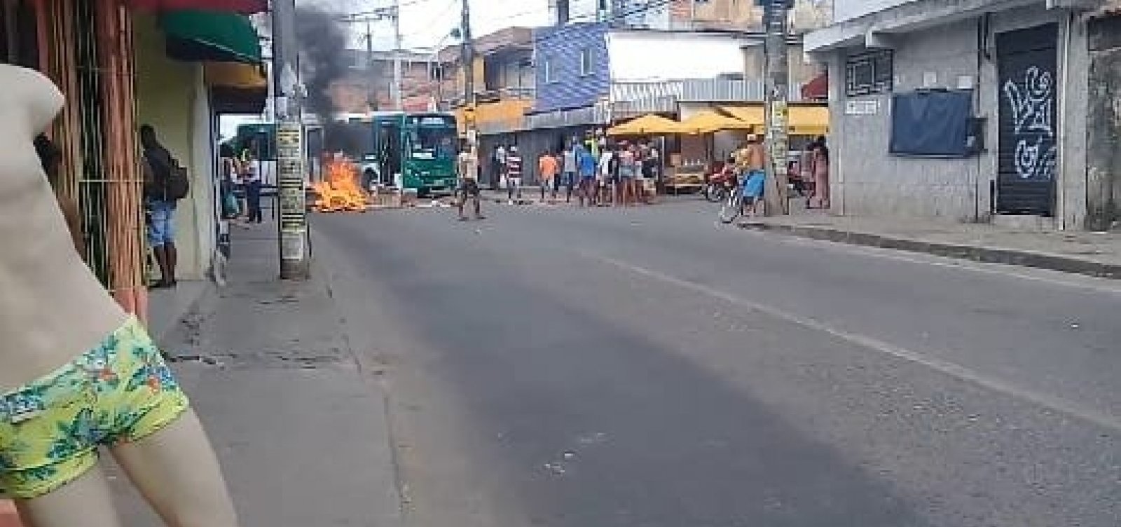 [Estradas das Barreiras é bloqueada por ônibus e objetos em chamas]
