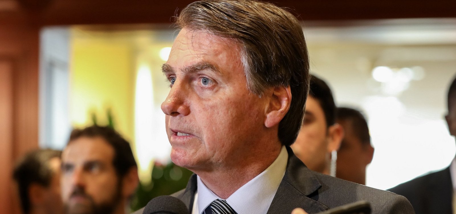 [Bolsonaro cancela assinaturas da Folha no governo federal e ameaça anunciantes do jornal]