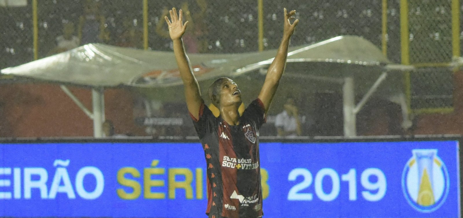 [Vitória joga bem e bate o Brasil de Pelotas por 3 a 0 no Barradão]