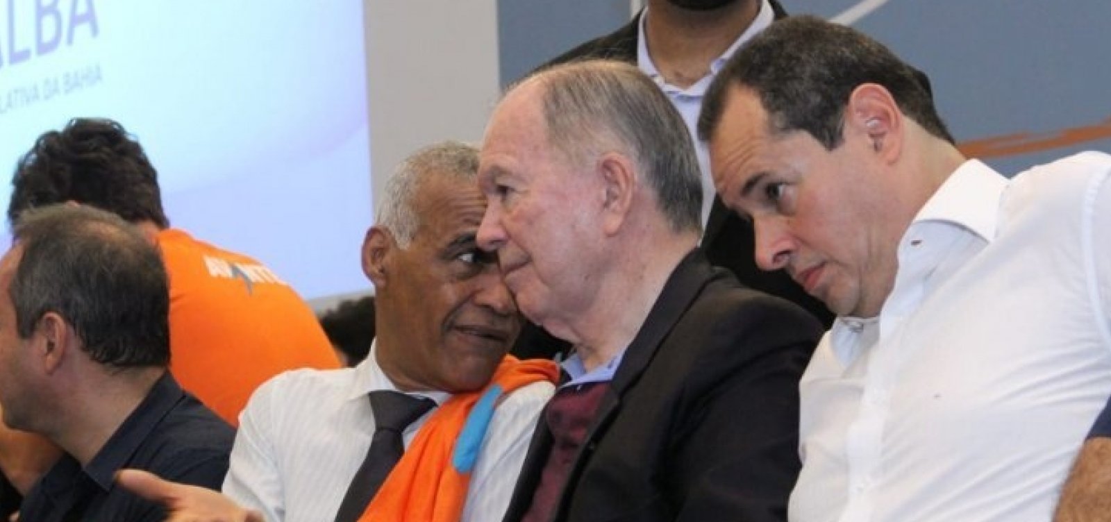 [‘Gripe fez Rui faltar no lançamento da candidatura de Isidório’, diz Leão]