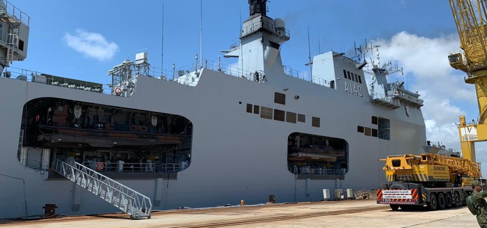 [Navios da Marinha chegam a Recife para reforçar o combate ao óleo]