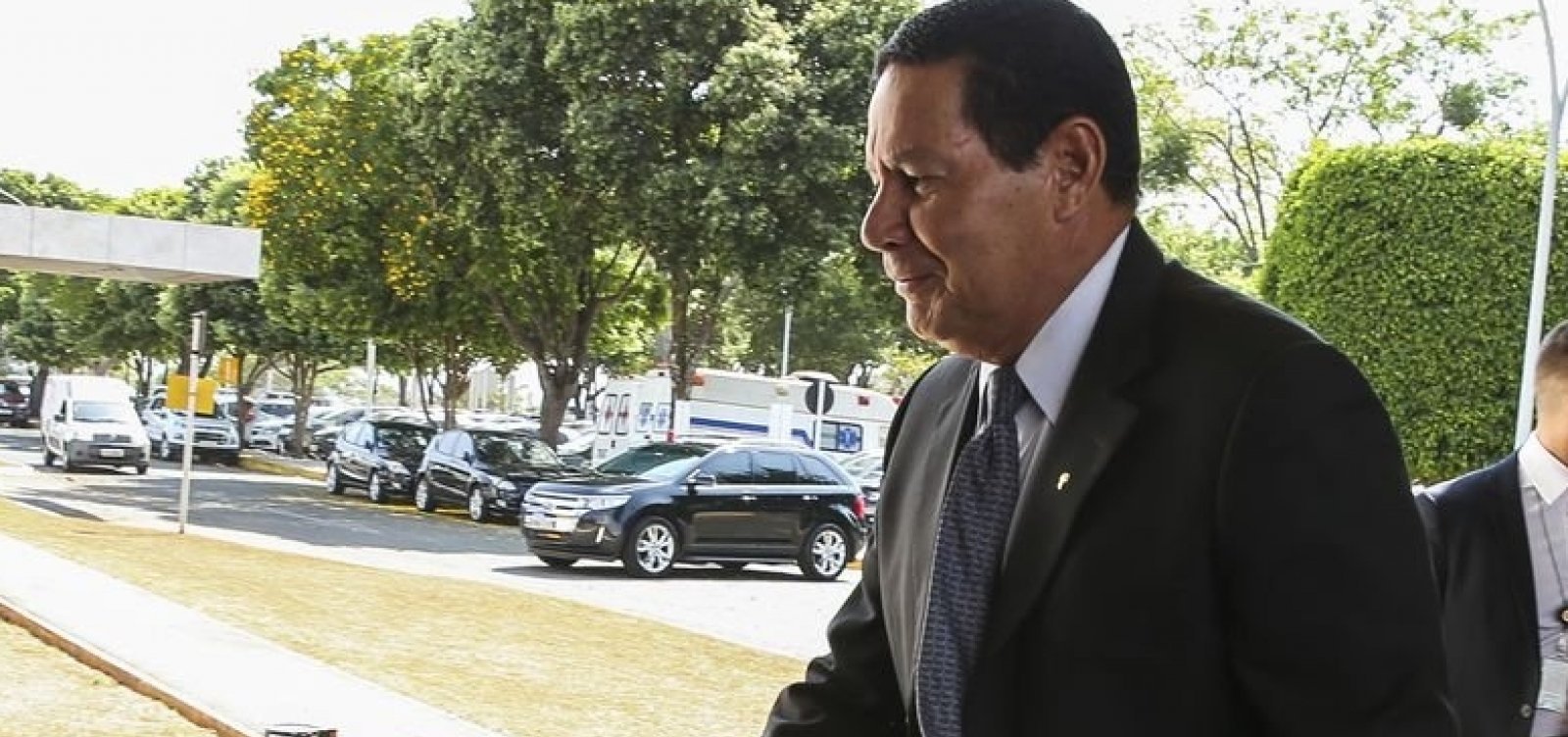 [‘É preciso baixar as tensões’, diz Mourão sobre cenário político durante evento em Salvador]