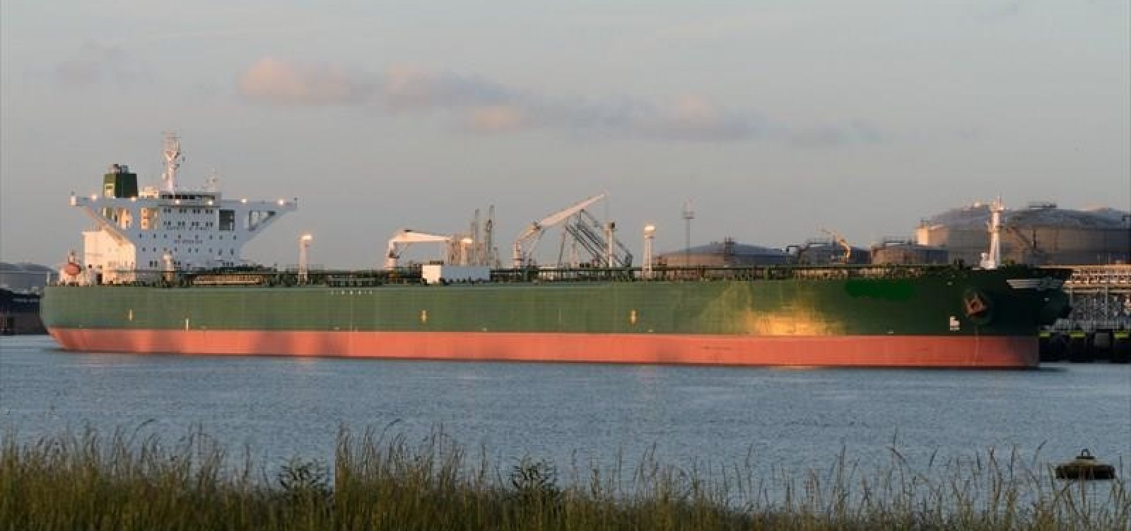 [Navio identificado pela Ufal não foi responsável por óleo na costa, diz Marinha]