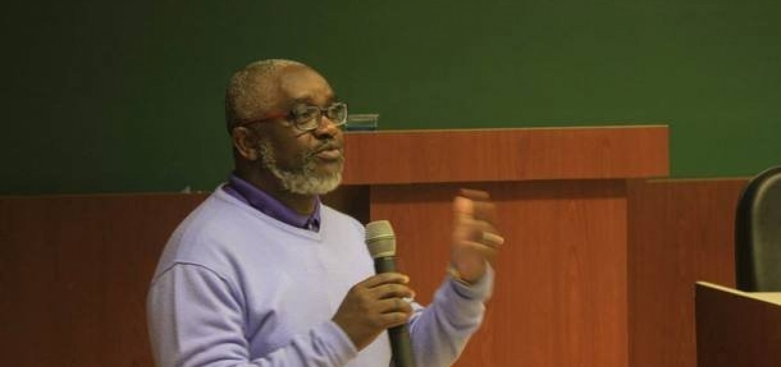 [Professor universitário é xingado de macaco e esfaqueado em São Paulo]