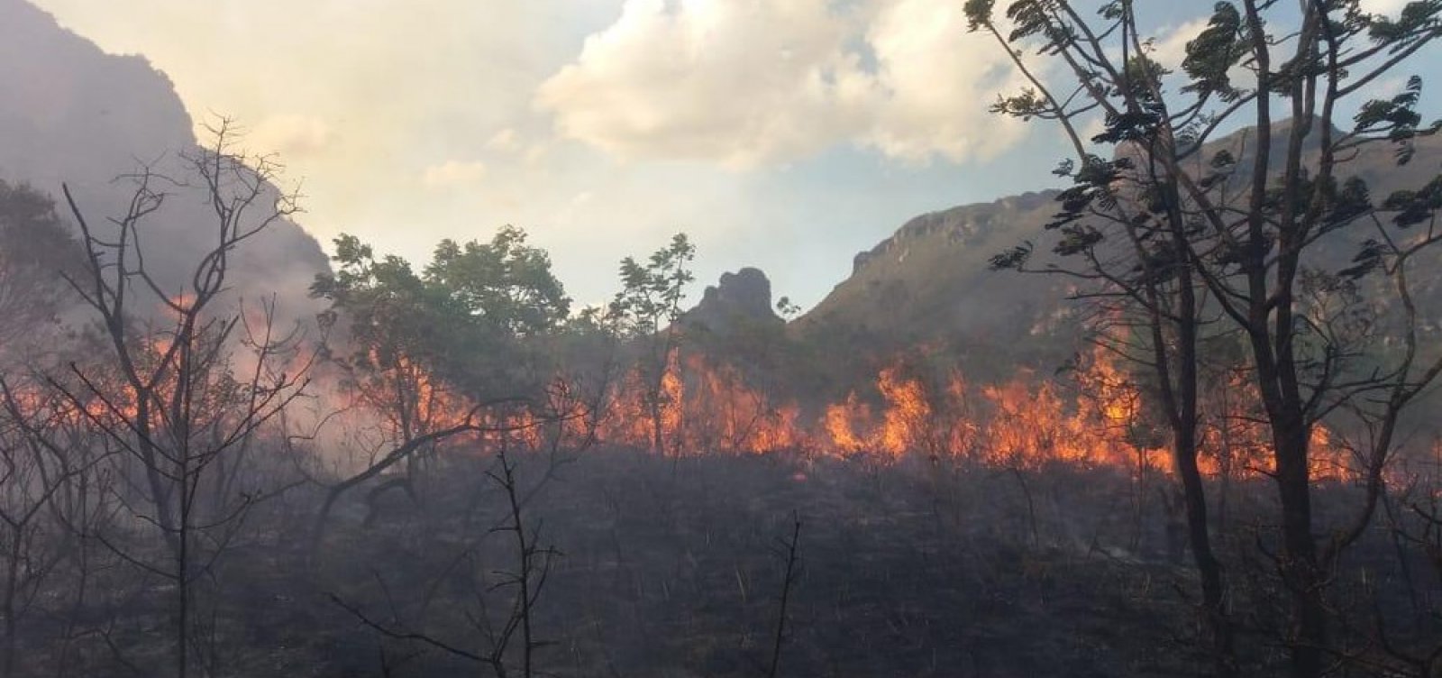 [Incêndio atinge Vale dos Três Morros, na Chapada Diamantina]