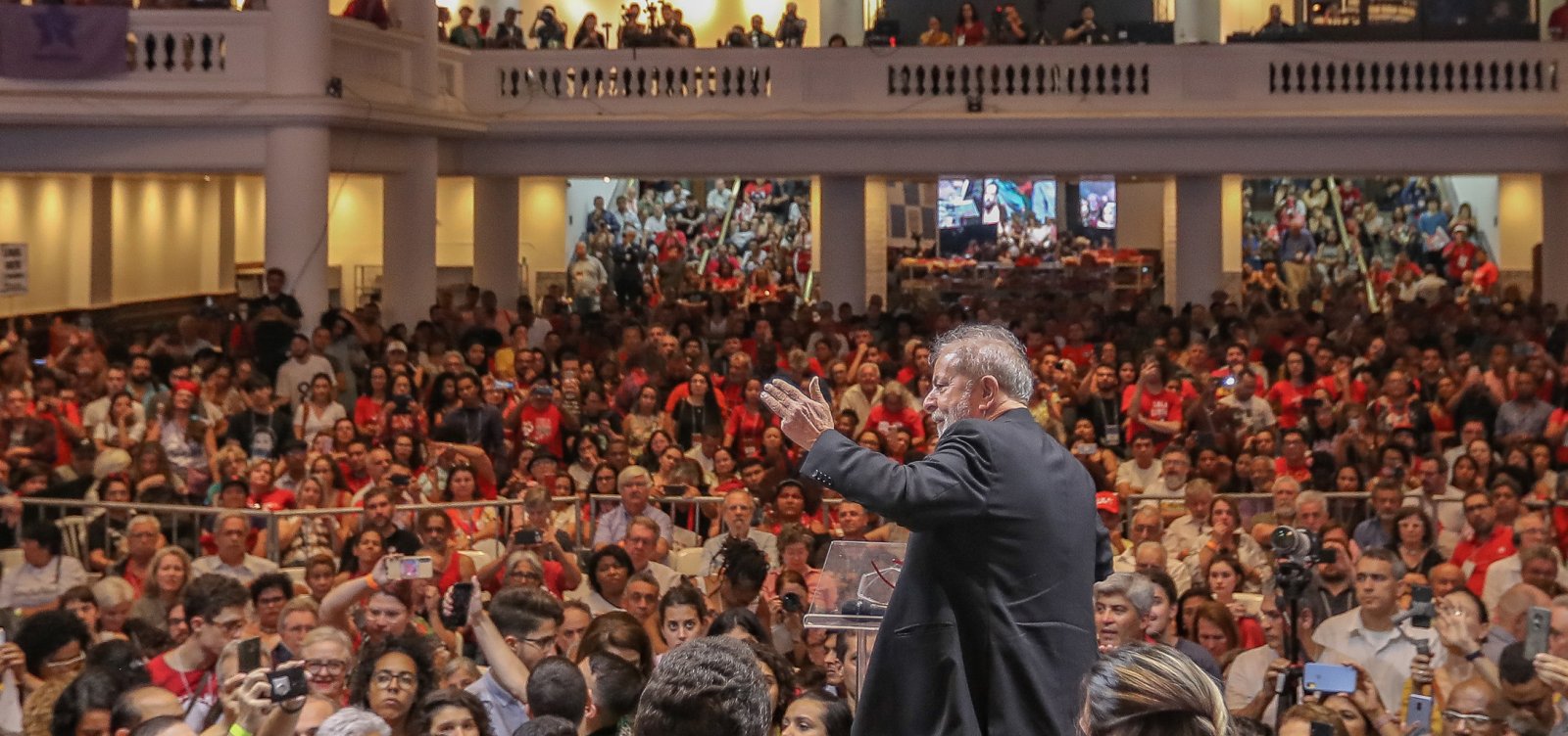 [Em Congresso do PT, Lula defende polarização e rejeita equiparação a Bolsonaro]
