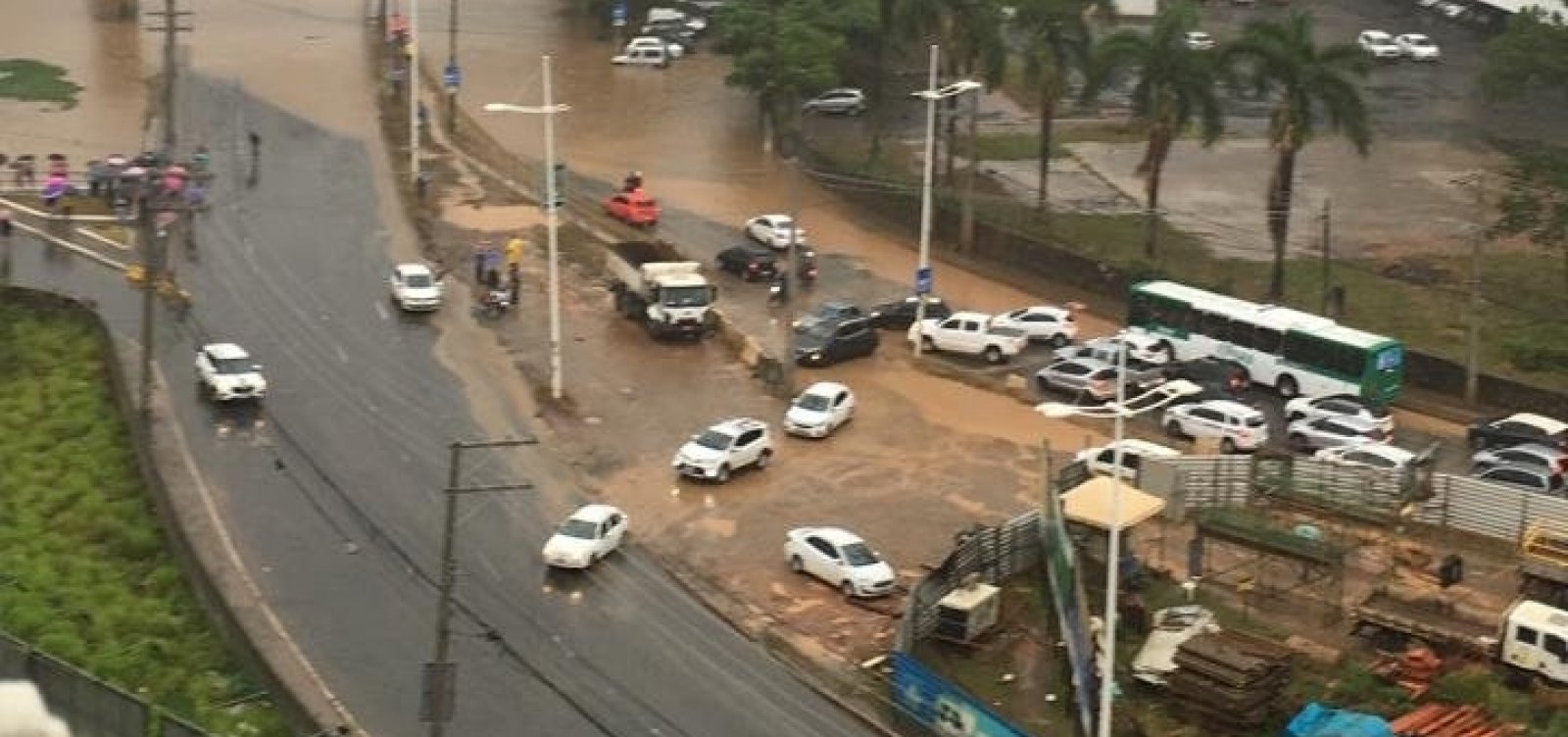 [Avenida ACM fica alagada após chuva em Salvador; veja vídeo]