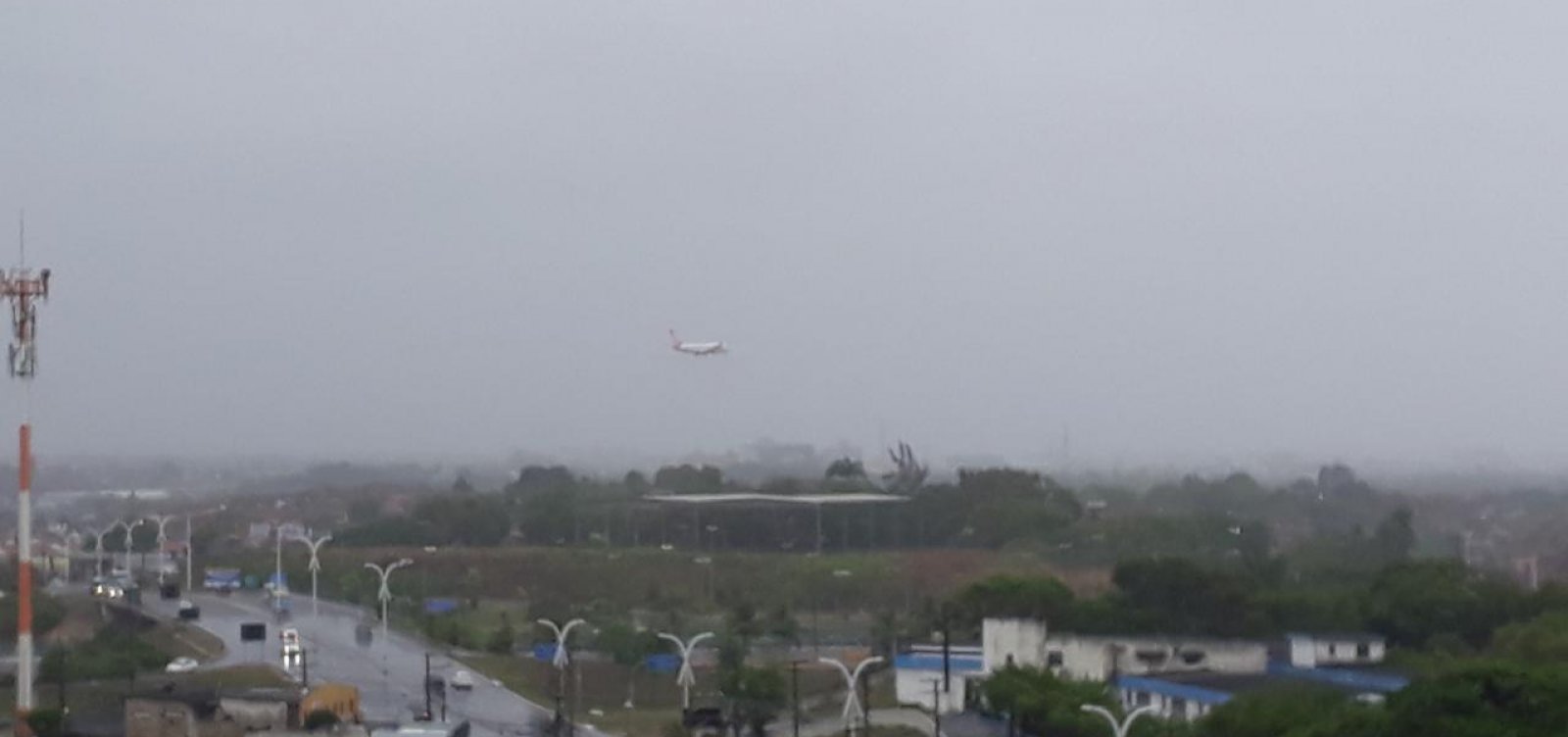 [Voos arremetem e não conseguem pousar no aeroporto de Salvador por chuva]