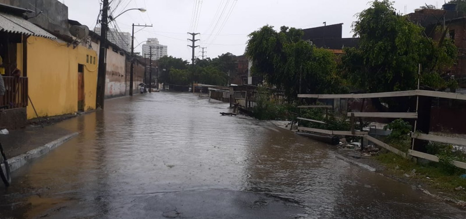 [Forte chuva faz córrego transbordar no Imbuí; veja vídeo]