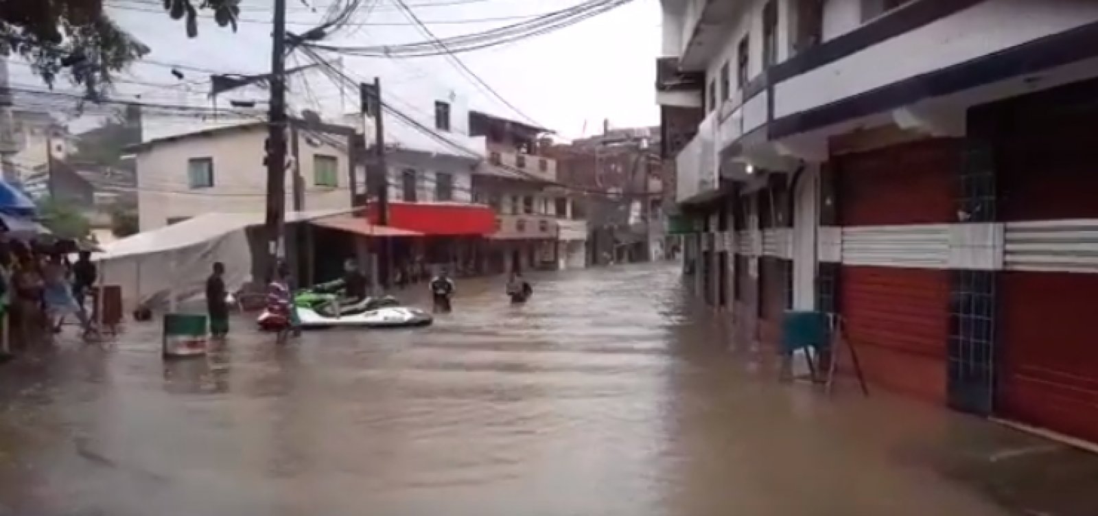 [Morador usa jet-ski durante alagamento no Imbuí; veja vídeo]