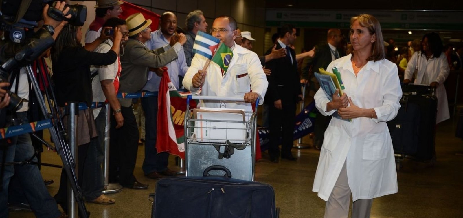 [Senado aprova versão de Bolsonaro para o Mais Médicos e inclui permanência de cubanos]