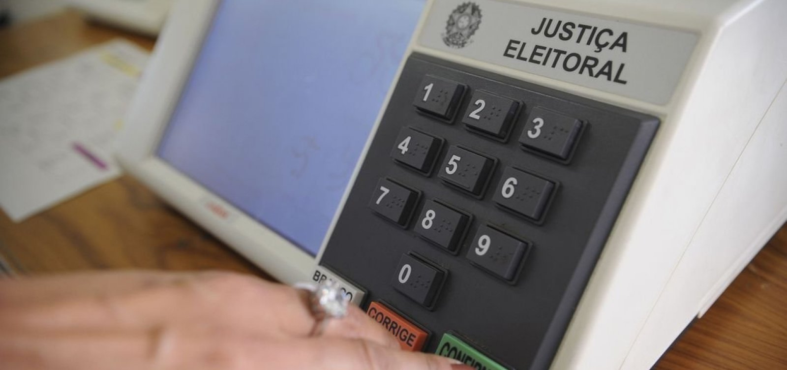 [Testes em urnas eletrônicas encontram falhas mínimas, diz TSE]