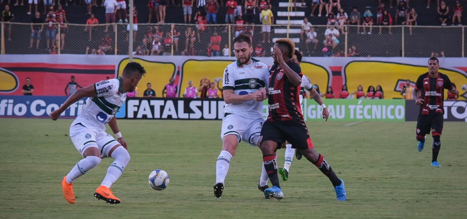 [Vitória encerra a temporada com derrota para o Coritiba no Barradão]