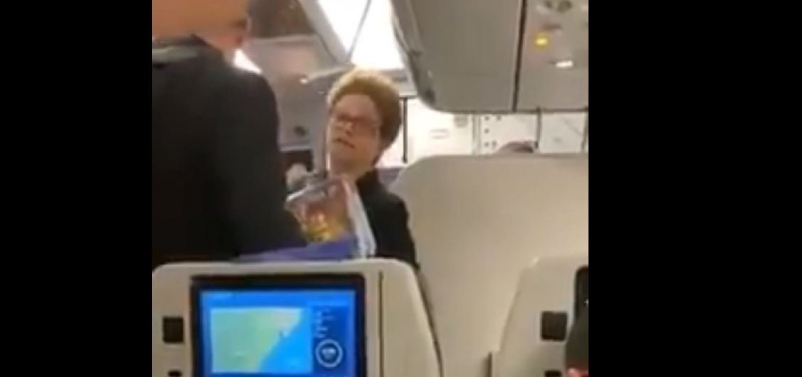 [Veja vídeo: Em avião, Dilma é chamada de 'bandida' e rebate: 'Bolsonaro defende milícia' ]