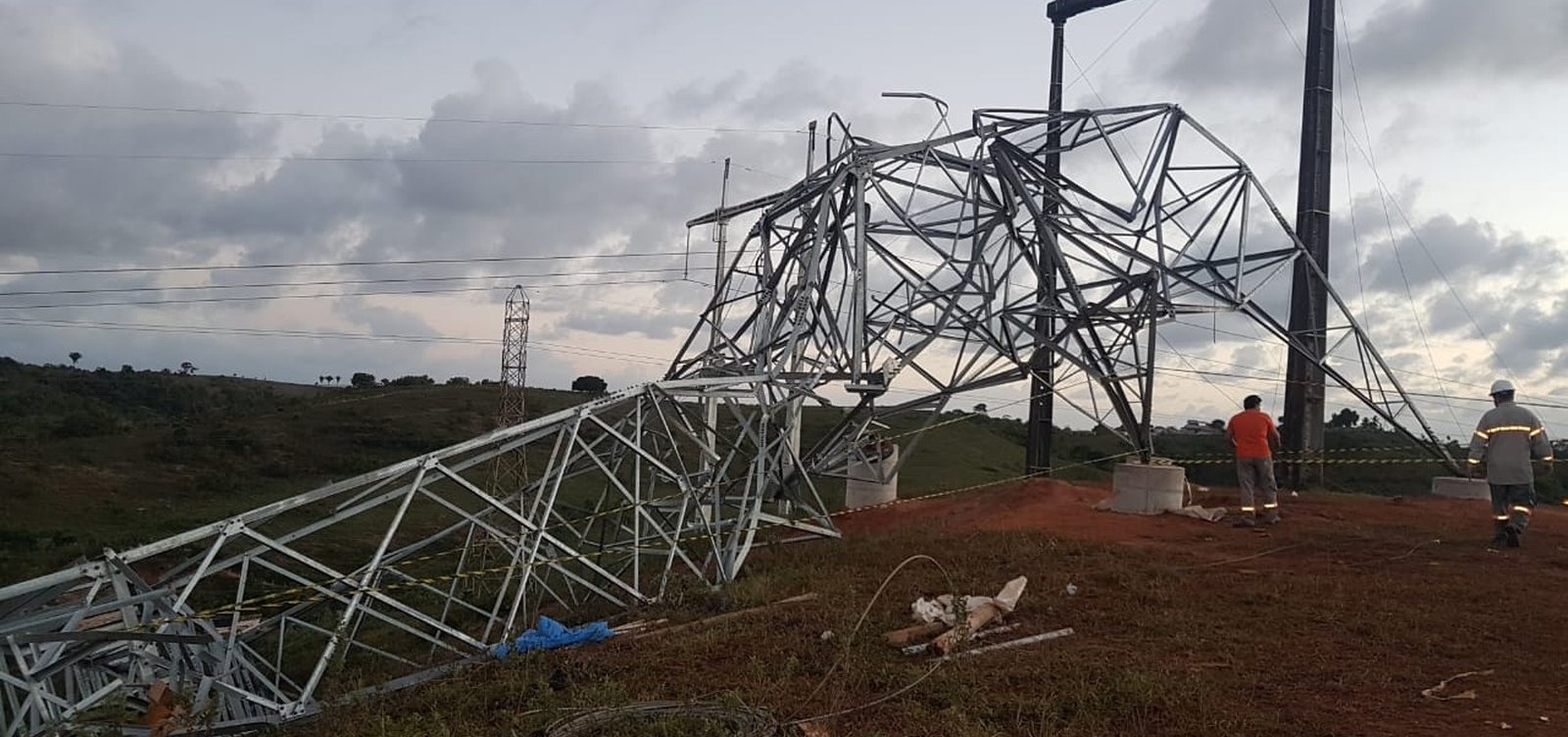 [Sobe para três número de mortos na queda de torre de tensão em Camaçari]